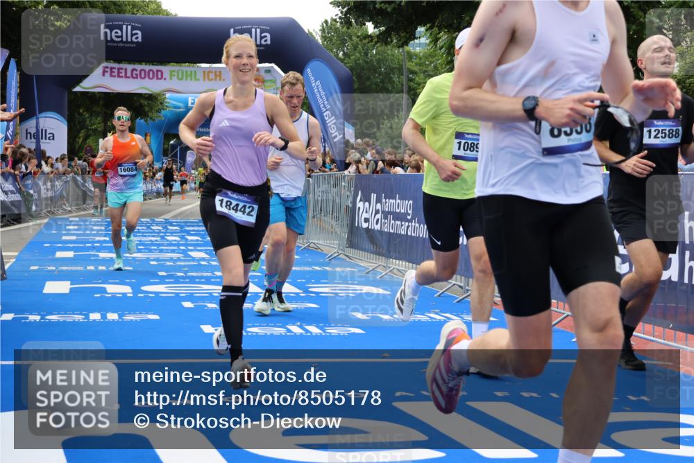 29.06.2025 - hella hamburg halbmarathon Strokosch-Dieckow http://msf.ph/oto/8505178 29.06.2025 10:41:33 Ziel 2579, 2797, 3204, 4893, 5987, 7796, 8358, 9640, 9885, 10894, 12588, 13457, 13714, 14275, 16084, 17159, 17882, 18442, 18491 meine-sportfotos.de