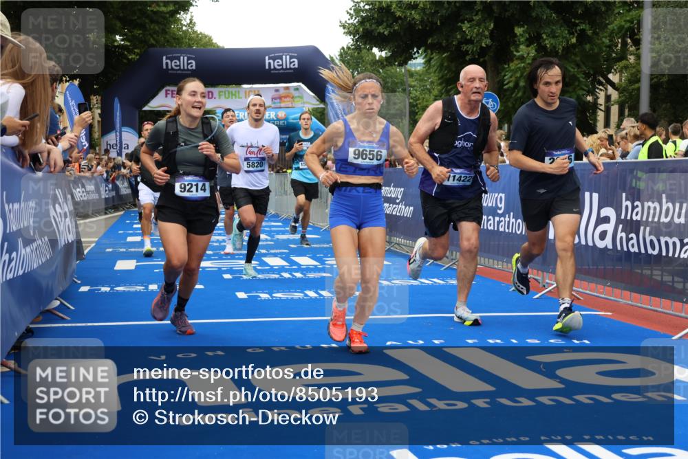 29.06.2025 - hella hamburg halbmarathon Strokosch-Dieckow http://msf.ph/oto/8505193 29.06.2025 10:51:25 Ziel 1335, 2364, 2411, 2636, 2718, 2946, 4814, 5820, 6776, 7943, 8989, 9214, 9656, 10691, 11124, 11422, 13047, 13403, 13792, 14865, 14994, 15871, 15950, 16357, 17131, 18489 meine-sportfotos.de