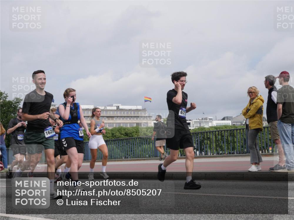 29.06.2025 - hella hamburg halbmarathon Luisa Fischer http://msf.ph/oto/8505207 29.06.2025 10:17:33 Kennedybrücke 1745, 1628, 729, 1, 67, 671, 1071, 1131, 1480, 1728, 3025, 3454, 3691, 5191, 6181, 6366, 6717, 6724, 8055, 8755, 9173, 9663, 10224 meine-sportfotos.de