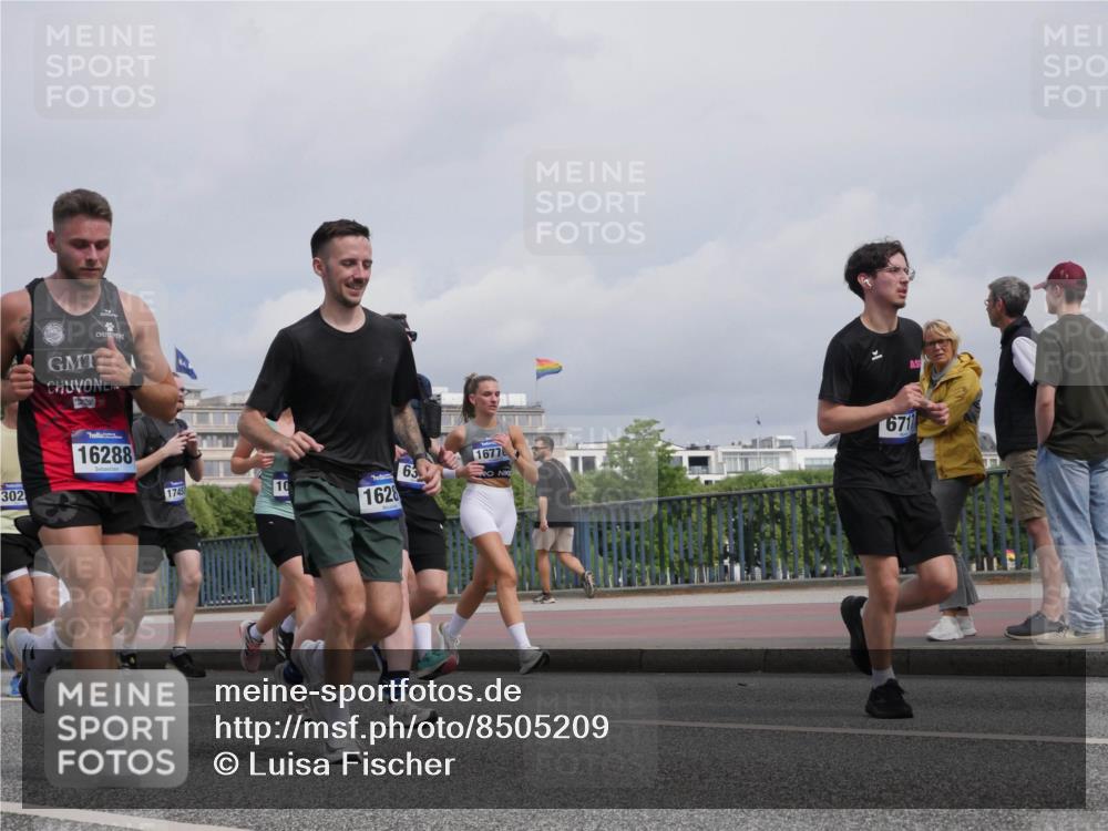 29.06.2025 - hella hamburg halbmarathon Luisa Fischer http://msf.ph/oto/8505209 29.06.2025 10:17:33 Kennedybrücke 302, 16288, 1745, 10, 1628, 63, 671, 16776, 1071, 1131, 1480, 1728, 3025, 3454, 3691, 5191, 6181, 6366, 6717, 6724, 8055, 8755, 9173, 9663, 10224 meine-sportfotos.de