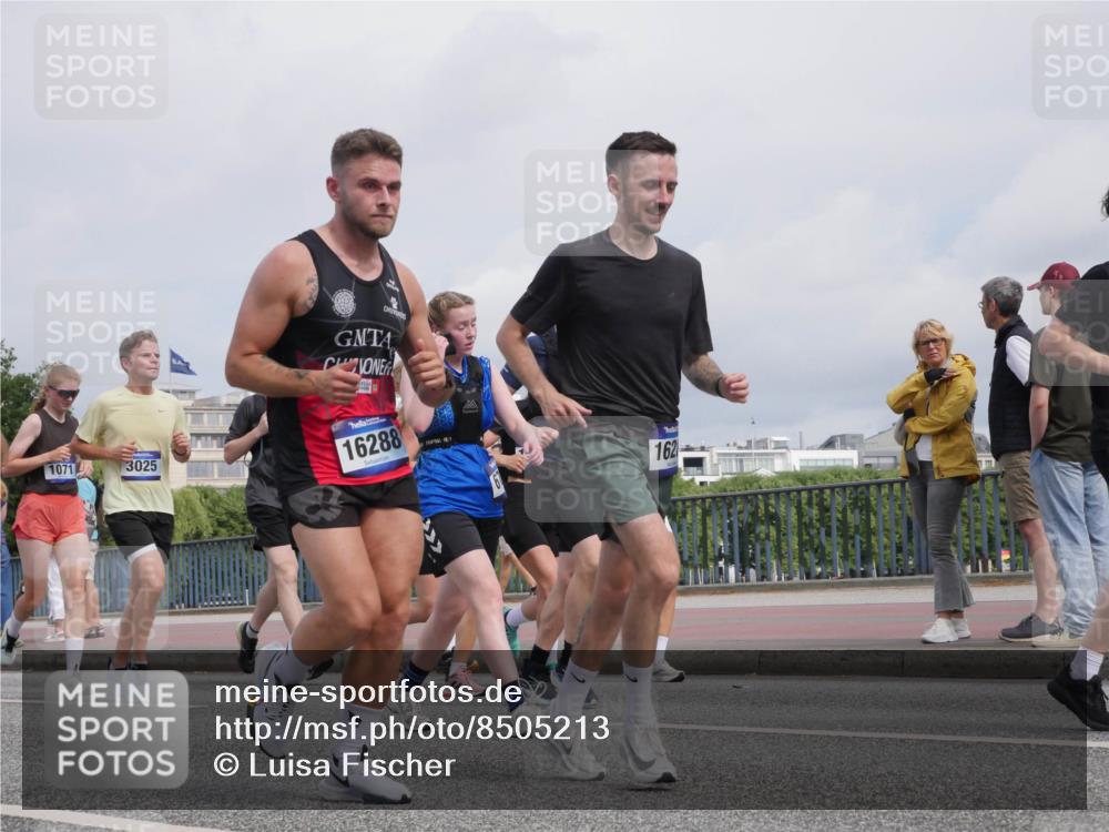 29.06.2025 - hella hamburg halbmarathon Luisa Fischer http://msf.ph/oto/8505213 29.06.2025 10:17:34 Kennedybrücke 1071, 3025, 16288, 162, 1071, 1480, 1728, 3025, 3454, 3691, 6181, 6366, 6717, 6724, 8055, 8563, 8755, 9173, 10224 meine-sportfotos.de