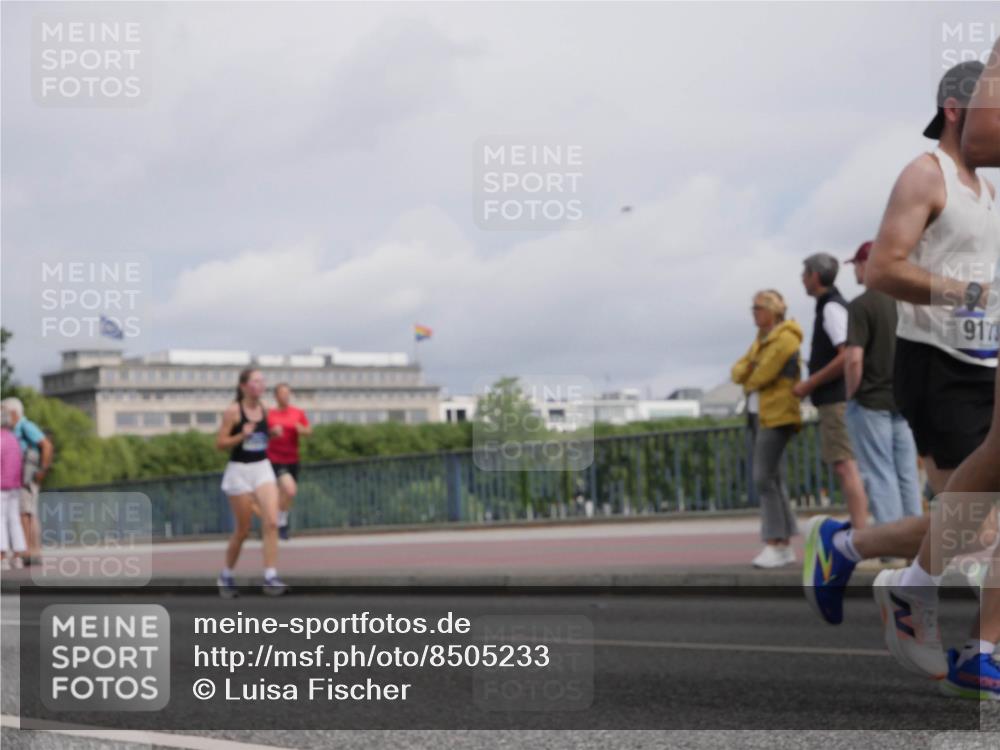 29.06.2025 - hella hamburg halbmarathon Luisa Fischer http://msf.ph/oto/8505233 29.06.2025 10:17:36 Kennedybrücke 917, 1071, 1480, 1728, 3025, 3454, 3691, 6181, 6366, 6717, 6724, 8055, 8563, 8755, 9173, 10224 meine-sportfotos.de
