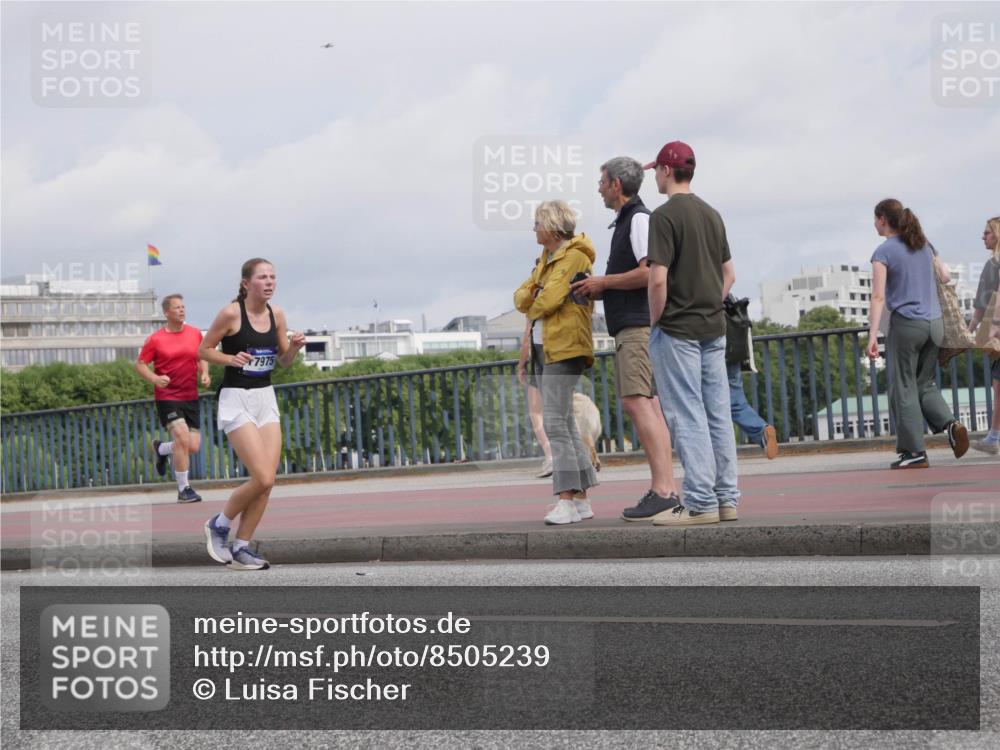 29.06.2025 - hella hamburg halbmarathon Luisa Fischer http://msf.ph/oto/8505239 29.06.2025 10:17:37 Kennedybrücke 7975, 1071, 1728, 3025, 3454, 3691, 6181, 6717, 6724, 7446, 7447, 8055, 8563, 8755, 9173, 10224 meine-sportfotos.de