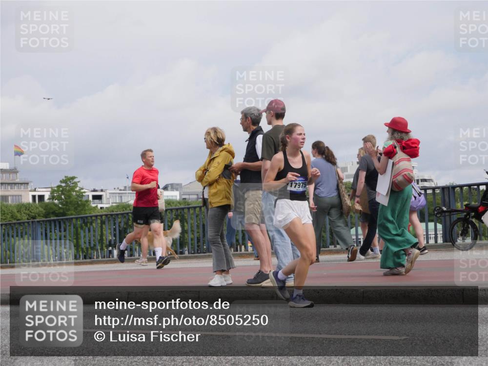29.06.2025 - hella hamburg halbmarathon Luisa Fischer http://msf.ph/oto/8505250 29.06.2025 10:17:38 Kennedybrücke 17975, 1071, 1728, 2046, 3454, 3691, 6181, 6724, 7446, 7447, 8055, 8563, 8755 meine-sportfotos.de