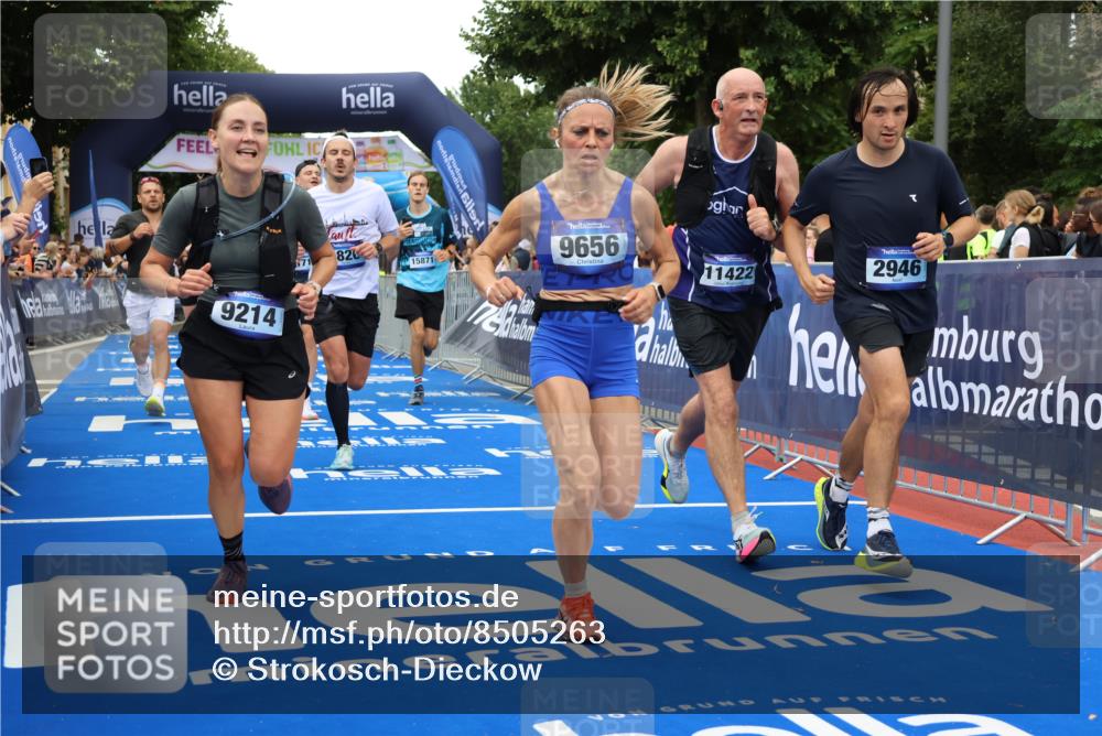 29.06.2025 - hella hamburg halbmarathon Strokosch-Dieckow http://msf.ph/oto/8505263 29.06.2025 10:51:25 Ziel 1335, 2364, 2411, 2636, 2718, 2946, 4814, 5820, 6776, 7943, 8989, 9214, 9656, 10691, 11124, 11422, 13047, 13403, 13792, 14865, 14994, 15871, 15950, 16357, 17131, 18489 meine-sportfotos.de