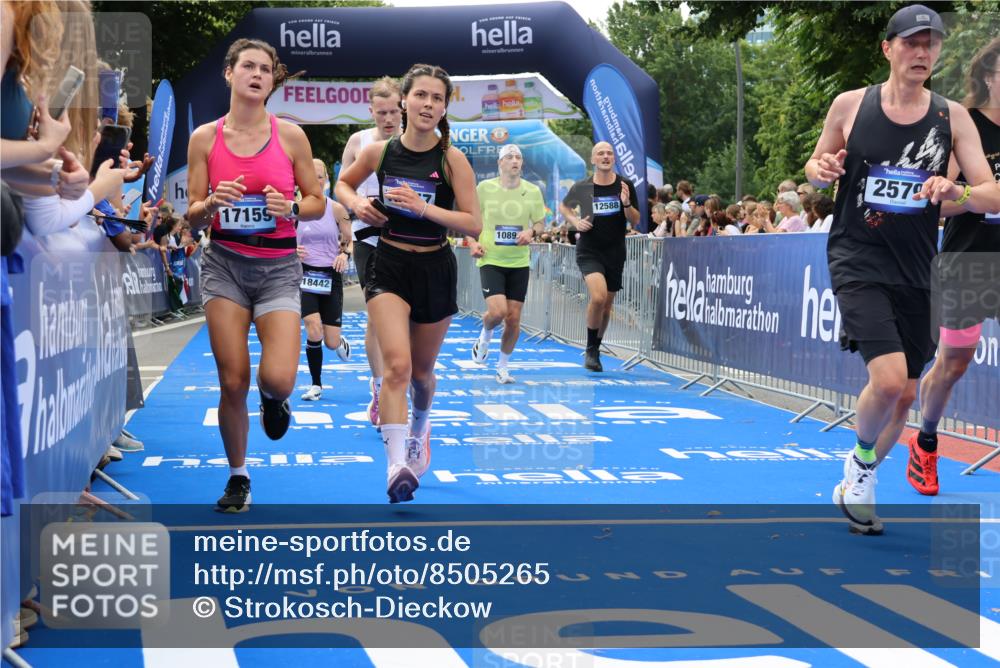 29.06.2025 - hella hamburg halbmarathon Strokosch-Dieckow http://msf.ph/oto/8505265 29.06.2025 10:41:31 Ziel 2579, 2797, 3204, 4893, 5987, 7774, 7796, 8358, 9885, 10894, 12588, 13457, 13714, 14275, 14555, 16084, 17159, 17882, 18412, 18442, 18491, 18573 meine-sportfotos.de