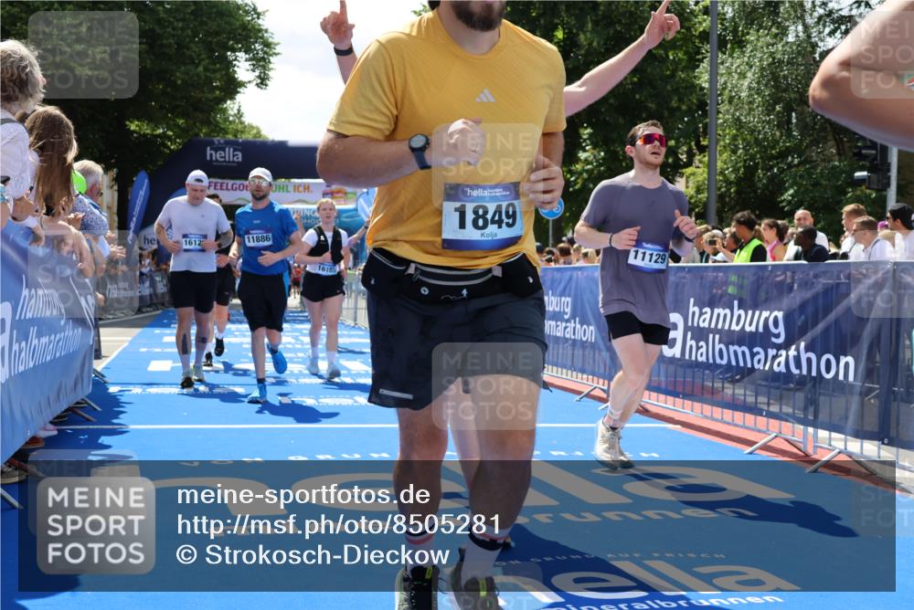 29.06.2025 - hella hamburg halbmarathon Strokosch-Dieckow http://msf.ph/oto/8505281 29.06.2025 11:37:40 Ziel 1022, 1545, 1849, 1856, 3714, 3961, 3963, 4362, 4937, 5146, 5250, 6803, 7982, 8315, 10006, 10068, 11129, 11886, 13043, 13265, 13266, 15987, 16125, 16185, 17998, 18250, 18466, 18570, 19080, 19145, 19164 meine-sportfotos.de