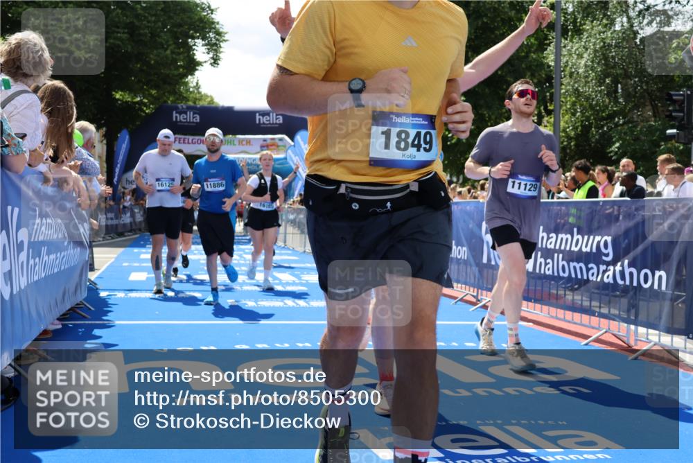 29.06.2025 - hella hamburg halbmarathon Strokosch-Dieckow http://msf.ph/oto/8505300 29.06.2025 11:37:41 Ziel 1022, 1545, 1849, 1856, 3714, 3961, 3963, 4937, 5146, 5250, 6803, 7982, 8315, 10006, 10068, 11129, 11886, 13043, 13265, 13266, 15987, 16125, 16185, 17998, 18250, 18466, 18570, 19080, 19145, 19164 meine-sportfotos.de