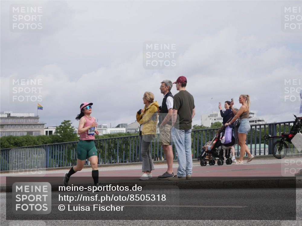 29.06.2025 - hella hamburg halbmarathon Luisa Fischer http://msf.ph/oto/8505318 29.06.2025 10:17:48 Kennedybrücke 204, 2046, 2690, 3507, 3509, 4641, 5800, 7195, 7446, 7447, 7881, 8275, 8522, 8854, 8892, 9709, 10589, 10717 meine-sportfotos.de