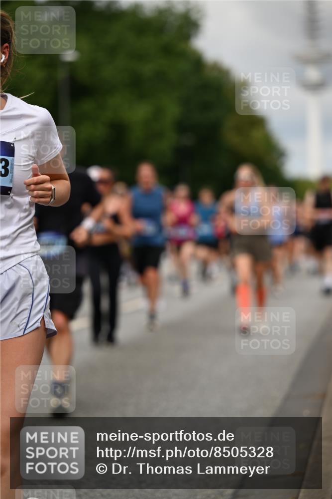 29.06.2025 - hella hamburg halbmarathon Dr. Thomas Lammeyer http://msf.ph/oto/8505328 29.06.2025 10:27:10 Kennedybrücke 1372, 1853, 2022, 2294, 2514, 2744, 2886, 3003, 3430, 3600, 3601, 3769, 4190, 4266, 4969, 5223, 5629, 5798, 5838, 6048, 6578, 6747, 6784, 6785, 6881, 7188, 7190, 7266, 7891, 7919, 8355, 8715, 9256, 9392, 10088, 10432, 10573 meine-sportfotos.de