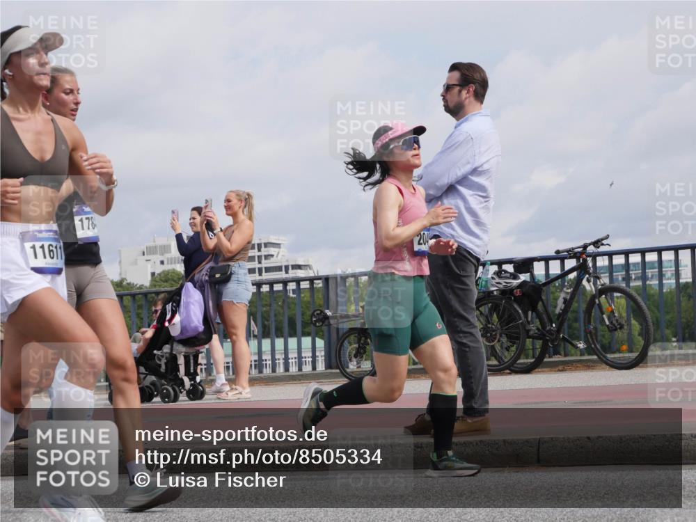 29.06.2025 - hella hamburg halbmarathon Luisa Fischer http://msf.ph/oto/8505334 29.06.2025 10:17:49 Kennedybrücke 11611, 178, 204, 1745, 2046, 2281, 2690, 3507, 3509, 4641, 5800, 7195, 7446, 7447, 7881, 8239, 8275, 8522, 8854, 8892, 9709, 10589, 10717 meine-sportfotos.de