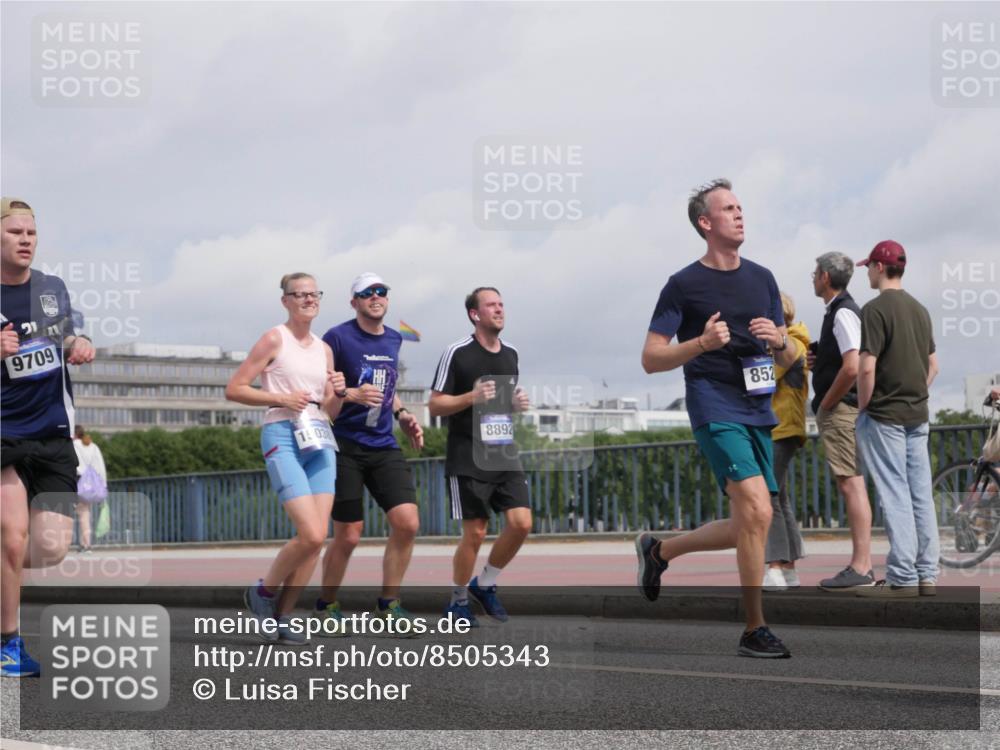 29.06.2025 - hella hamburg halbmarathon Luisa Fischer http://msf.ph/oto/8505343 29.06.2025 10:17:50 Kennedybrücke 9709, 14, 03, 8892, 852, 1296, 1745, 2046, 2281, 2690, 3507, 3509, 4641, 5608, 5800, 7195, 7446, 7447, 7881, 8239, 8275, 8522, 8854, 8892, 9709, 10589, 10717 meine-sportfotos.de