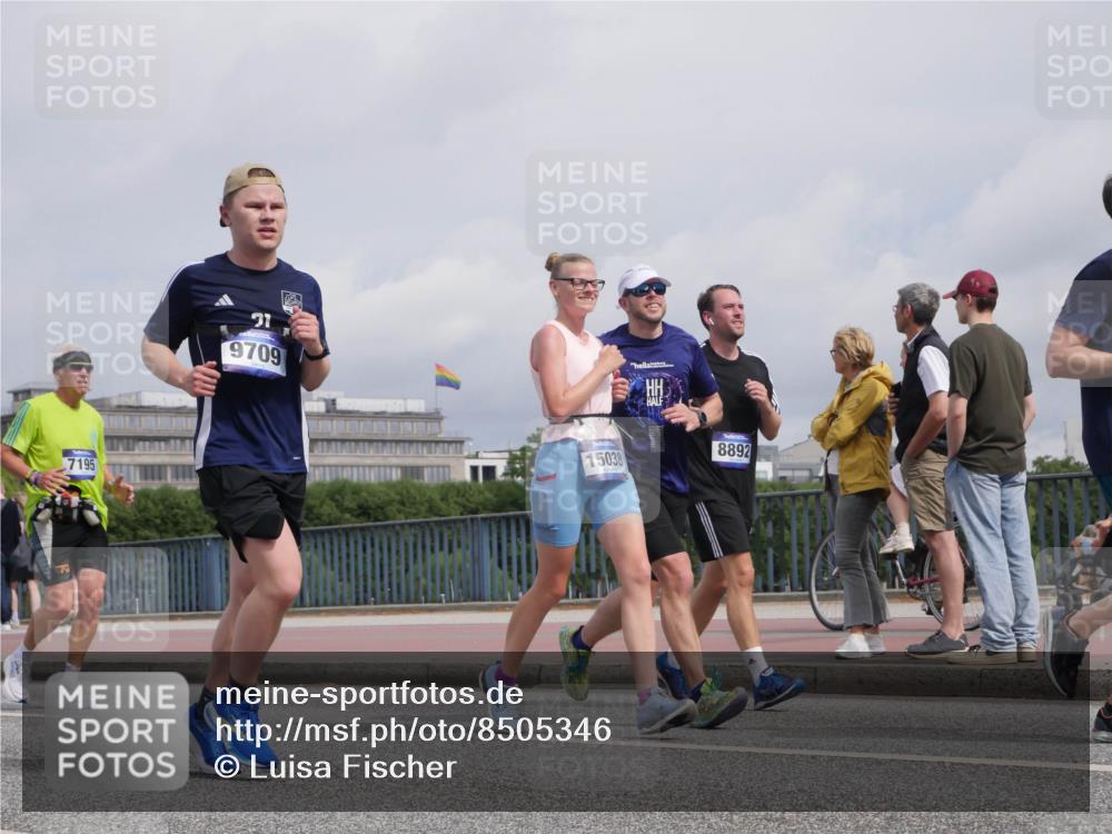 29.06.2025 - hella hamburg halbmarathon Luisa Fischer http://msf.ph/oto/8505346 29.06.2025 10:17:51 Kennedybrücke 7195, 9709, 15038, 8892, 1296, 1745, 2046, 2281, 2690, 3507, 3509, 4641, 5608, 5800, 6710, 7195, 7881, 8239, 8256, 8275, 8522, 8854, 8892, 9709, 10589, 10717 meine-sportfotos.de
