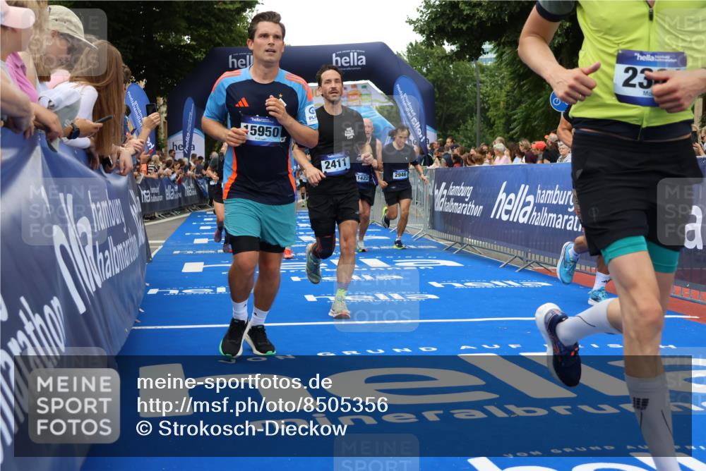 29.06.2025 - hella hamburg halbmarathon Strokosch-Dieckow http://msf.ph/oto/8505356 29.06.2025 10:51:23 Ziel 1335, 1817, 2364, 2411, 2636, 2718, 2946, 4814, 5820, 6657, 6776, 7943, 8316, 8989, 9214, 9656, 10480, 10667, 11124, 11422, 12016, 13047, 13403, 13792, 14865, 14994, 15871, 15950, 16357, 17131, 18019, 18489 meine-sportfotos.de