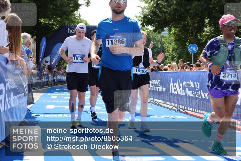 29.06.2025 - hella hamburg halbmarathon Strokosch-Dieckow http://msf.ph/oto/8505364 29.06.2025 11:37:42 Ziel 1022, 1545, 1849, 1856, 3714, 3961, 3963, 4937, 5146, 6803, 7982, 8315, 10006, 11129, 11886, 12086, 12443, 13043, 13265, 13266, 15367, 15987, 16125, 16185, 17998, 18250, 18466, 18570, 19080 meine-sportfotos.de