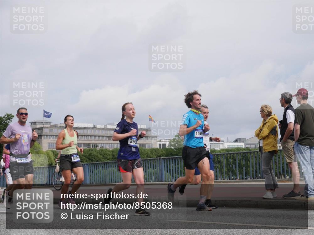 29.06.2025 - hella hamburg halbmarathon Luisa Fischer http://msf.ph/oto/8505368 29.06.2025 10:17:54 Kennedybrücke 8275, 8854, 2690, 14999, 1296, 1379, 1575, 1745, 2281, 2690, 3507, 3509, 4495, 4641, 5608, 5800, 6317, 6710, 7195, 7881, 8239, 8256, 8275, 8854, 8892, 9709, 10589, 10717 meine-sportfotos.de