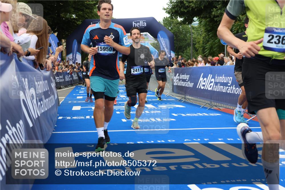 29.06.2025 - hella hamburg halbmarathon Strokosch-Dieckow http://msf.ph/oto/8505372 29.06.2025 10:51:23 Ziel 1335, 1817, 2364, 2411, 2636, 2718, 2946, 4814, 5820, 6657, 6776, 7943, 8316, 8989, 9214, 9656, 10480, 10667, 11124, 11422, 12016, 13047, 13403, 13792, 14865, 14994, 15871, 15950, 16357, 17131, 18019, 18489 meine-sportfotos.de