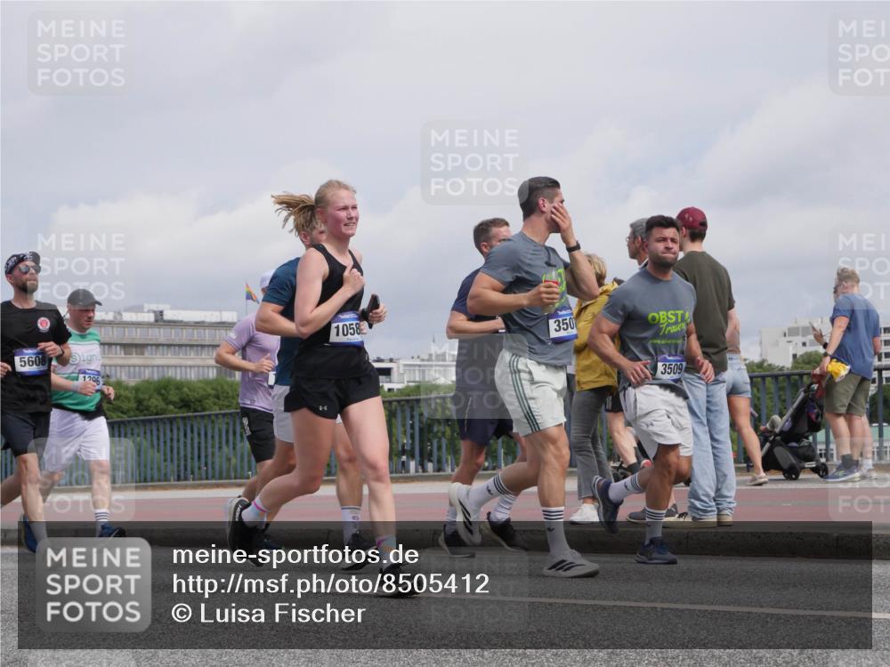 29.06.2025 - hella hamburg halbmarathon Luisa Fischer http://msf.ph/oto/8505412 29.06.2025 10:17:58 Kennedybrücke 5608, 1296, 1058, 350, 3509, 1296, 1379, 1575, 1745, 2281, 3507, 3509, 4495, 4641, 5608, 5800, 5981, 6317, 6710, 7439, 8239, 8256, 8275, 8854, 9911, 9975, 10589, 10717, 10858 meine-sportfotos.de