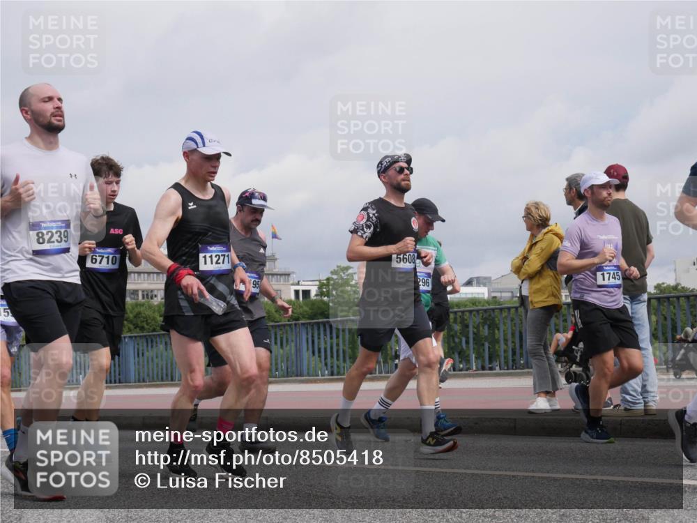 29.06.2025 - hella hamburg halbmarathon Luisa Fischer http://msf.ph/oto/8505418 29.06.2025 10:17:59 Kennedybrücke 15, 8239, 6710, 11271, 95, 5608, 1745, 296, 1296, 1379, 1524, 1575, 1745, 2281, 3507, 3509, 3650, 4495, 4641, 5608, 5800, 5981, 6317, 6710, 7439, 8239, 8256, 9911, 9975, 10589, 10717, 10858 meine-sportfotos.de