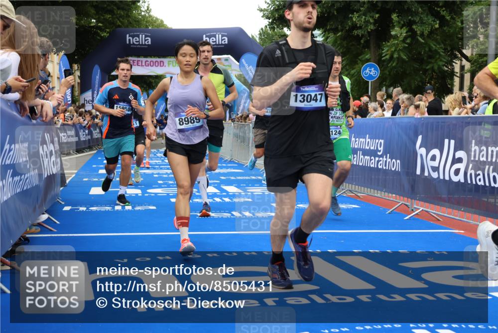 29.06.2025 - hella hamburg halbmarathon Strokosch-Dieckow http://msf.ph/oto/8505431 29.06.2025 10:51:22 Ziel 1461, 1817, 2364, 2411, 2636, 2718, 2946, 4814, 5820, 6657, 6776, 7943, 8316, 8930, 8989, 9214, 9476, 9656, 10480, 10667, 11124, 11422, 12016, 13047, 13403, 13792, 14865, 14994, 15871, 15950, 16357, 17131, 18019, 18489 meine-sportfotos.de