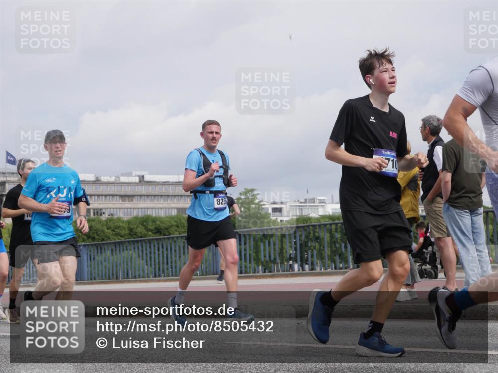 29.06.2025 - hella hamburg halbmarathon Luisa Fischer http://msf.ph/oto/8505432 29.06.2025 10:18:00 Kennedybrücke 8256, 710, 1296, 1379, 1524, 1575, 1745, 2281, 3507, 3509, 3513, 3650, 4495, 4641, 5608, 5800, 5981, 6317, 6710, 7439, 8239, 8256, 9911, 9975, 10589, 10717, 10858 meine-sportfotos.de