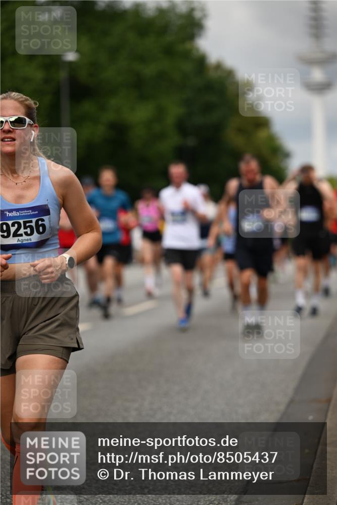 29.06.2025 - hella hamburg halbmarathon Dr. Thomas Lammeyer http://msf.ph/oto/8505437 29.06.2025 10:27:14 Kennedybrücke 1029, 1372, 1853, 2022, 2294, 2514, 2744, 3003, 3600, 3601, 3769, 4793, 4969, 5223, 5629, 5798, 5838, 6048, 6578, 6747, 6784, 6785, 7266, 7891, 7919, 8355, 8715, 9256, 9301, 9512, 10088, 10432, 10573 meine-sportfotos.de