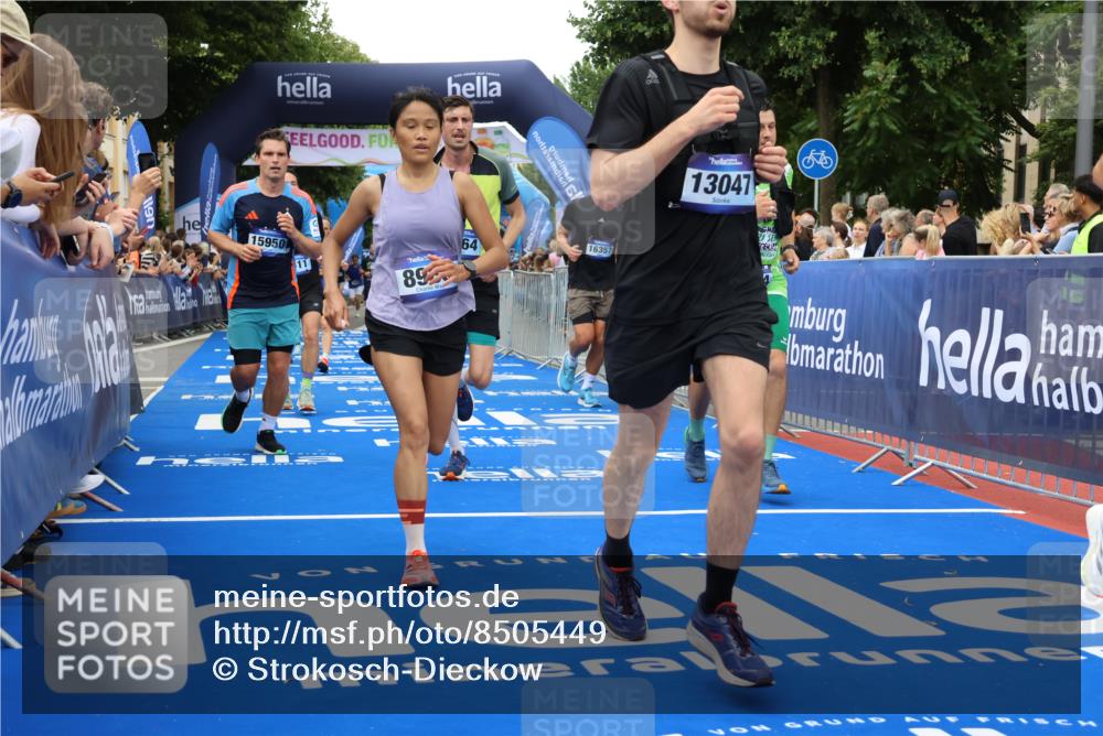 29.06.2025 - hella hamburg halbmarathon Strokosch-Dieckow http://msf.ph/oto/8505449 29.06.2025 10:51:22 Ziel 1461, 1817, 2364, 2411, 2636, 2718, 2946, 4814, 5820, 6657, 6776, 7943, 8316, 8930, 8989, 9214, 9476, 9656, 10480, 10667, 11124, 11422, 12016, 13047, 13403, 13792, 14865, 14994, 15871, 15950, 16357, 17131, 18019, 18489 meine-sportfotos.de