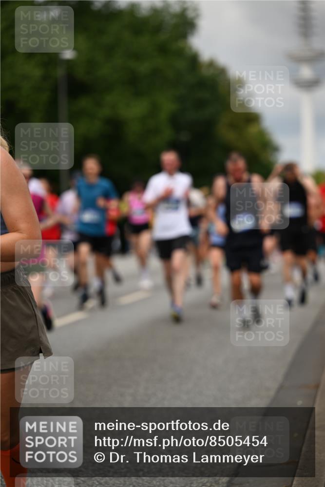 29.06.2025 - hella hamburg halbmarathon Dr. Thomas Lammeyer http://msf.ph/oto/8505454 29.06.2025 10:27:14 Kennedybrücke 1029, 1372, 1853, 2022, 2294, 2514, 2744, 3003, 3600, 3601, 3769, 4793, 4969, 5223, 5629, 5798, 5838, 6048, 6578, 6747, 6784, 6785, 7266, 7891, 7919, 8355, 8715, 9256, 9301, 9512, 10088, 10432, 10573 meine-sportfotos.de