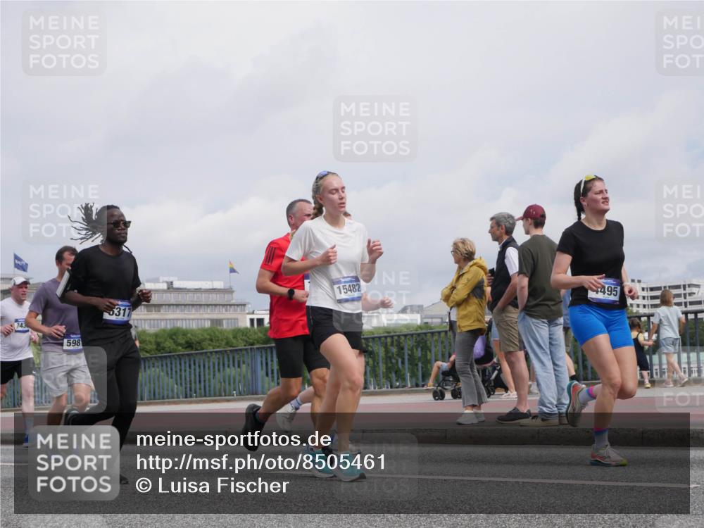29.06.2025 - hella hamburg halbmarathon Luisa Fischer http://msf.ph/oto/8505461 29.06.2025 10:18:03 Kennedybrücke 598, 317, 15482, 495, 1296, 1379, 1524, 1575, 3513, 3650, 4495, 5608, 5981, 6248, 6317, 6710, 7439, 8256, 8609, 9911, 9975, 10858 meine-sportfotos.de