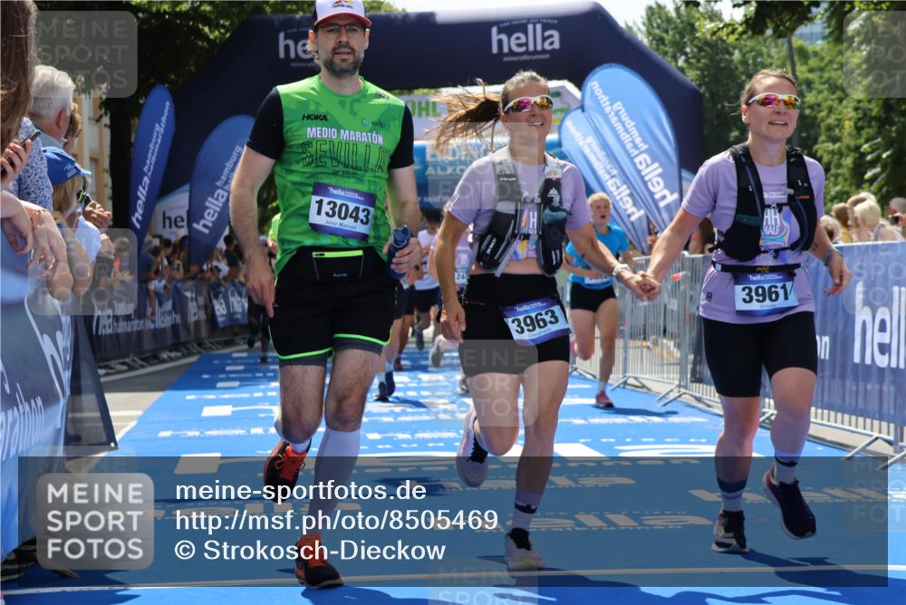 29.06.2025 - hella hamburg halbmarathon Strokosch-Dieckow http://msf.ph/oto/8505469 29.06.2025 11:37:45 Ziel 1022, 1545, 1849, 1856, 3714, 3961, 3963, 4937, 5146, 7304, 7982, 8315, 10006, 11129, 11482, 11886, 12086, 12443, 13043, 13444, 15367, 16125, 16185, 18250, 18466, 19080 meine-sportfotos.de