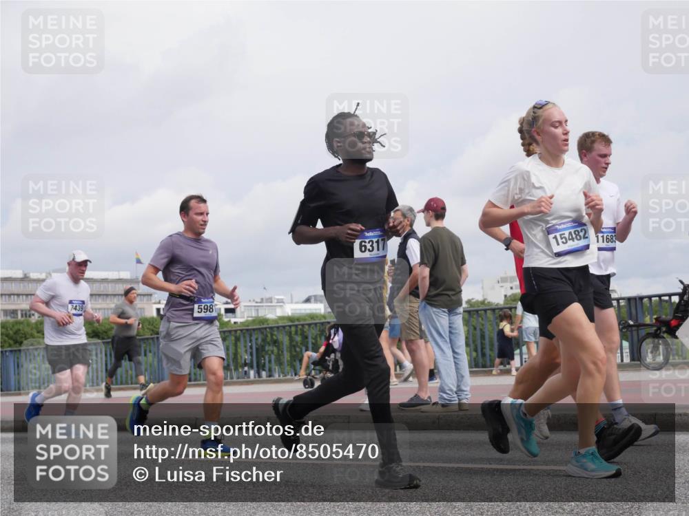 29.06.2025 - hella hamburg halbmarathon Luisa Fischer http://msf.ph/oto/8505470 29.06.2025 10:18:04 Kennedybrücke 7439, 598, 6317, 15482, 11683, 1379, 1524, 1575, 3513, 3650, 4495, 5981, 6248, 6317, 6710, 7439, 8237, 8256, 8609, 9911, 9975, 10858 meine-sportfotos.de