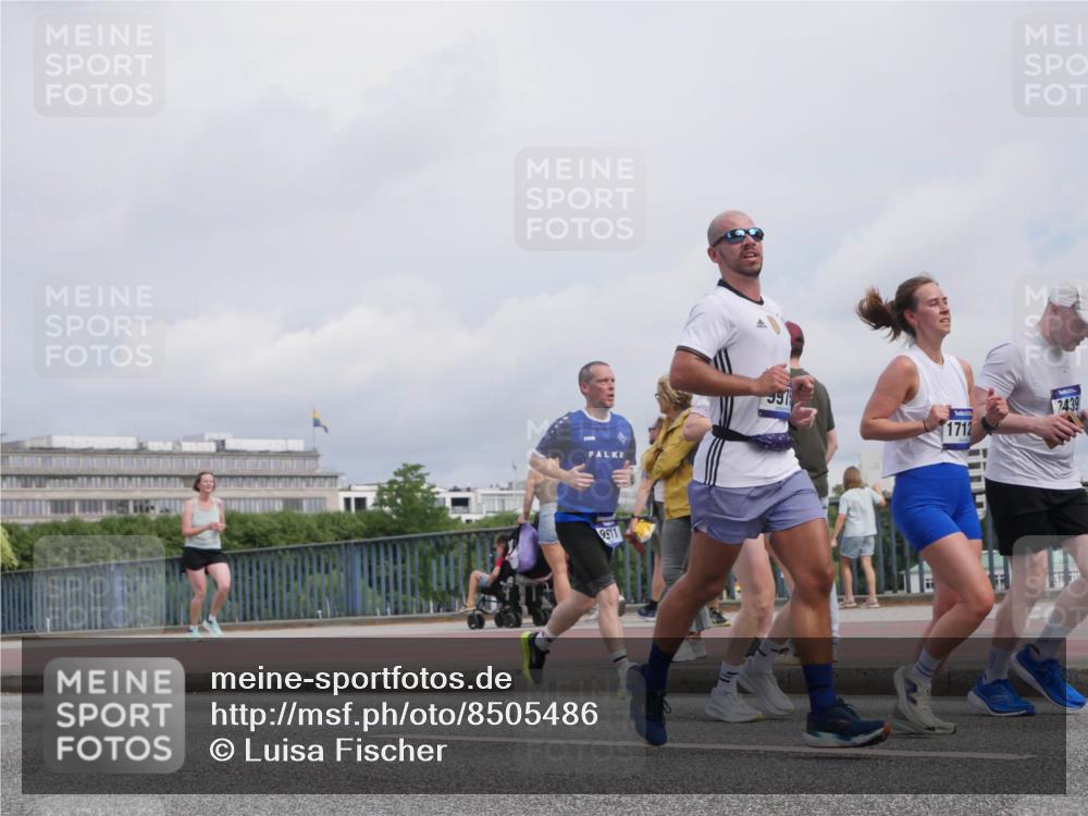 29.06.2025 - hella hamburg halbmarathon Luisa Fischer http://msf.ph/oto/8505486 29.06.2025 10:18:06 Kennedybrücke 9511, 391, 1712, 7439, 1524, 1575, 3513, 3650, 5271, 5981, 5986, 6248, 6317, 7439, 8237, 8609, 9911, 9975, 9997, 10858 meine-sportfotos.de