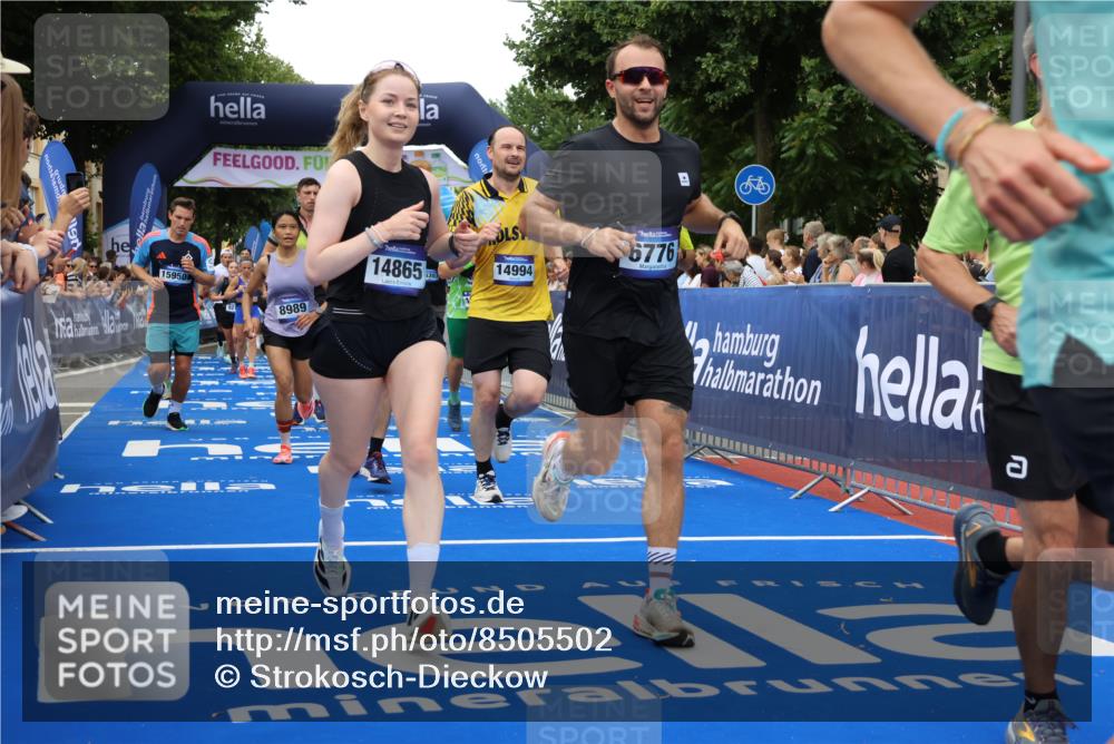 29.06.2025 - hella hamburg halbmarathon Strokosch-Dieckow http://msf.ph/oto/8505502 29.06.2025 10:51:20 Ziel 1461, 1817, 2364, 2411, 2636, 2718, 2946, 4814, 5820, 6657, 6776, 8316, 8930, 8989, 9214, 9476, 9656, 10480, 10667, 11124, 11422, 11512, 11625, 12016, 13047, 13792, 14865, 14994, 15871, 15950, 16357, 17131, 18019, 18489 meine-sportfotos.de