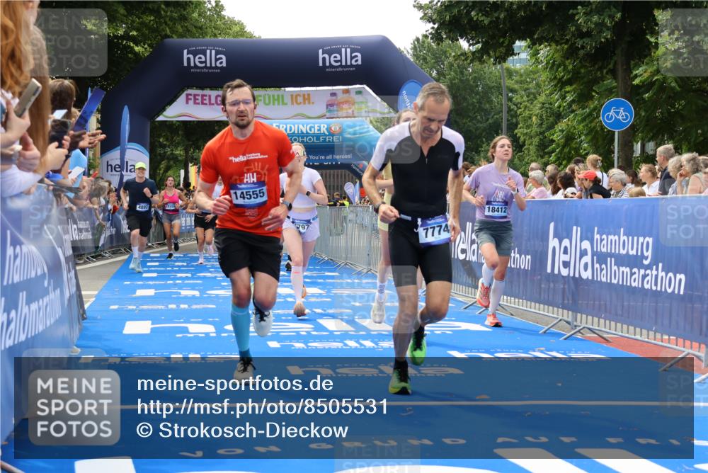 29.06.2025 - hella hamburg halbmarathon Strokosch-Dieckow http://msf.ph/oto/8505531 29.06.2025 10:41:26 Ziel 1570, 2579, 2797, 3204, 4303, 4893, 5987, 6771, 7432, 7774, 7796, 8358, 10783, 10894, 12588, 13457, 14275, 14555, 16816, 17159, 17882, 18412, 18442, 18491, 18509, 18573 meine-sportfotos.de