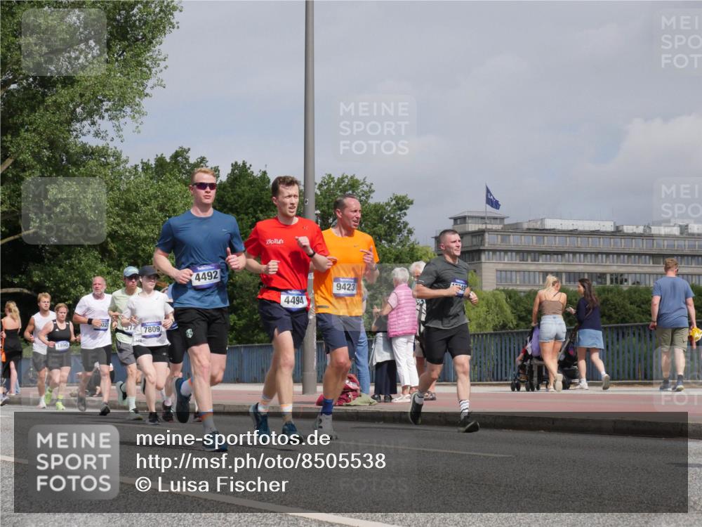 29.06.2025 - hella hamburg halbmarathon Luisa Fischer http://msf.ph/oto/8505538 29.06.2025 10:18:16 Kennedybrücke 1890, 021, 77809, 4492, 4494, 9423, 440, 1890, 2110, 4492, 4494, 5069, 5271, 5739, 5986, 6248, 6287, 7452, 7809, 7810, 8237, 9113, 9423, 9997, 10775 meine-sportfotos.de
