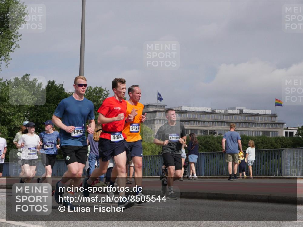 29.06.2025 - hella hamburg halbmarathon Luisa Fischer http://msf.ph/oto/8505544 29.06.2025 10:18:17 Kennedybrücke 5, 7809, 7810, 4492, 4494, 9423, 17949, 1890, 2110, 4492, 4494, 5069, 5271, 5739, 5986, 6287, 7452, 7809, 7810, 8237, 9113, 9423, 9997, 10775 meine-sportfotos.de