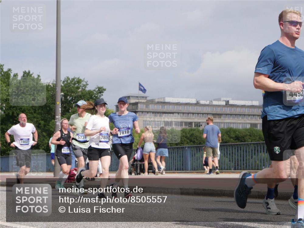 29.06.2025 - hella hamburg halbmarathon Luisa Fischer http://msf.ph/oto/8505557 29.06.2025 10:18:18 Kennedybrücke 19027, 628, 5739, 7809, 7810, 4492, 1890, 2110, 4492, 4494, 5069, 5271, 5739, 5986, 6287, 7452, 7809, 7810, 9113, 9423, 9657, 9997, 10775 meine-sportfotos.de