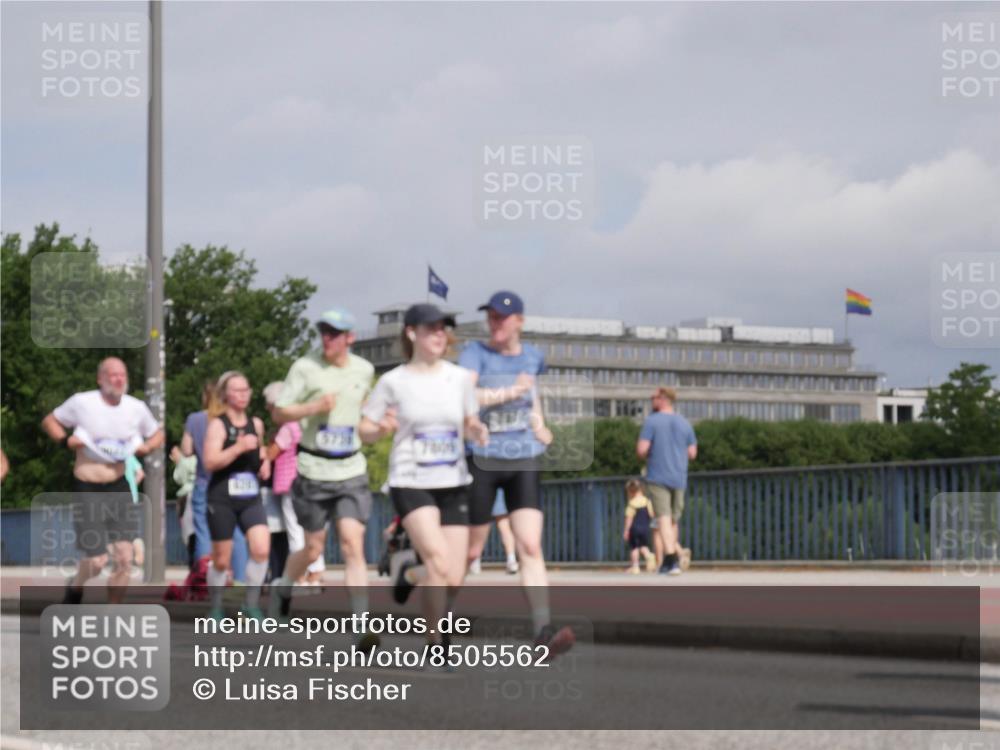 29.06.2025 - hella hamburg halbmarathon Luisa Fischer http://msf.ph/oto/8505562 29.06.2025 10:18:18 Kennedybrücke 7809, 1890, 2110, 4492, 4494, 5069, 5271, 5739, 5986, 6287, 7452, 7809, 7810, 9113, 9423, 9657, 9997, 10775 meine-sportfotos.de