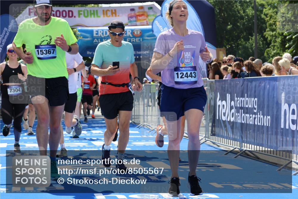 29.06.2025 - hella hamburg halbmarathon Strokosch-Dieckow http://msf.ph/oto/8505567 29.06.2025 11:37:49 Ziel 1022, 3132, 3961, 3963, 4733, 5453, 6667, 7304, 8315, 10002, 10006, 11482, 12086, 12336, 12443, 13043, 13444, 15367, 16125, 16185, 18089, 19080 meine-sportfotos.de