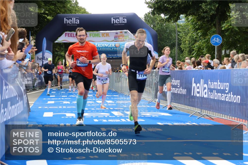 29.06.2025 - hella hamburg halbmarathon Strokosch-Dieckow http://msf.ph/oto/8505573 29.06.2025 10:41:25 Ziel 1570, 2579, 2797, 3204, 4303, 4893, 5987, 6771, 7432, 7774, 7796, 8358, 10783, 10894, 12588, 13457, 13876, 14275, 14555, 16816, 17159, 17882, 18412, 18442, 18509, 18573, 18764 meine-sportfotos.de