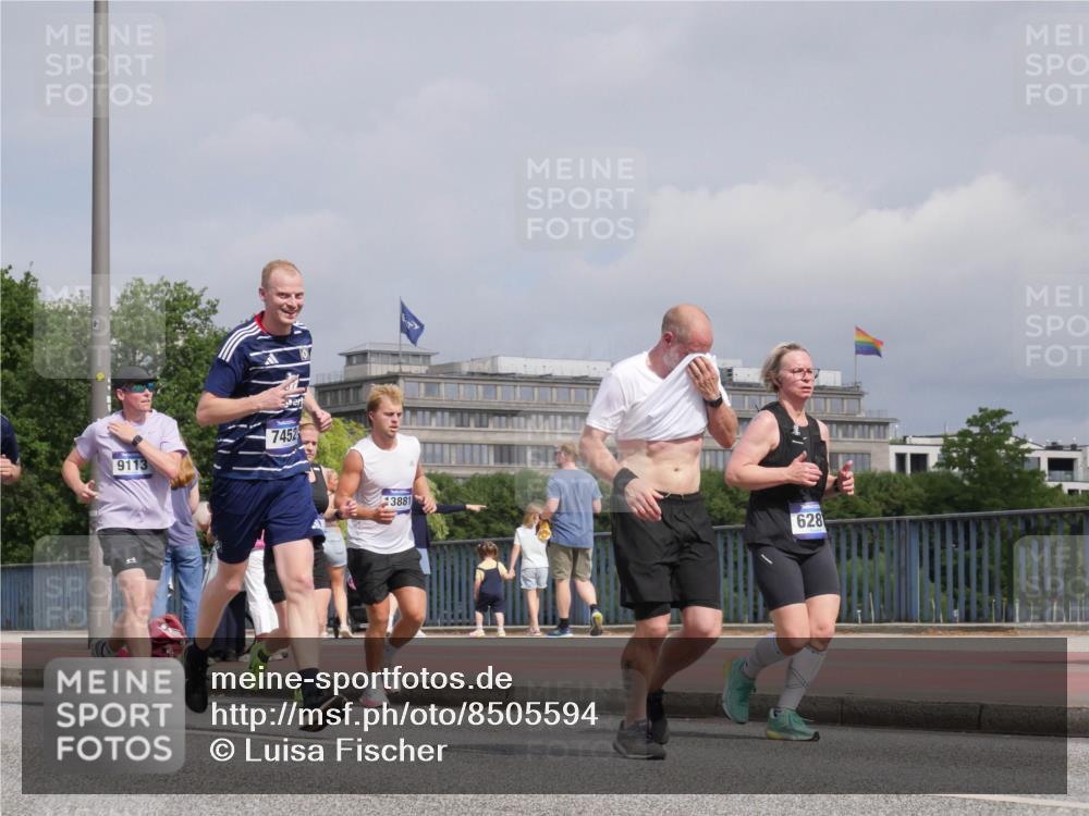 29.06.2025 - hella hamburg halbmarathon Luisa Fischer http://msf.ph/oto/8505594 29.06.2025 10:18:21 Kennedybrücke 9113, 7452, 3881, 628, 1890, 2110, 2494, 5069, 5739, 6287, 7452, 7809, 7810, 9113, 9423, 9657, 10775 meine-sportfotos.de
