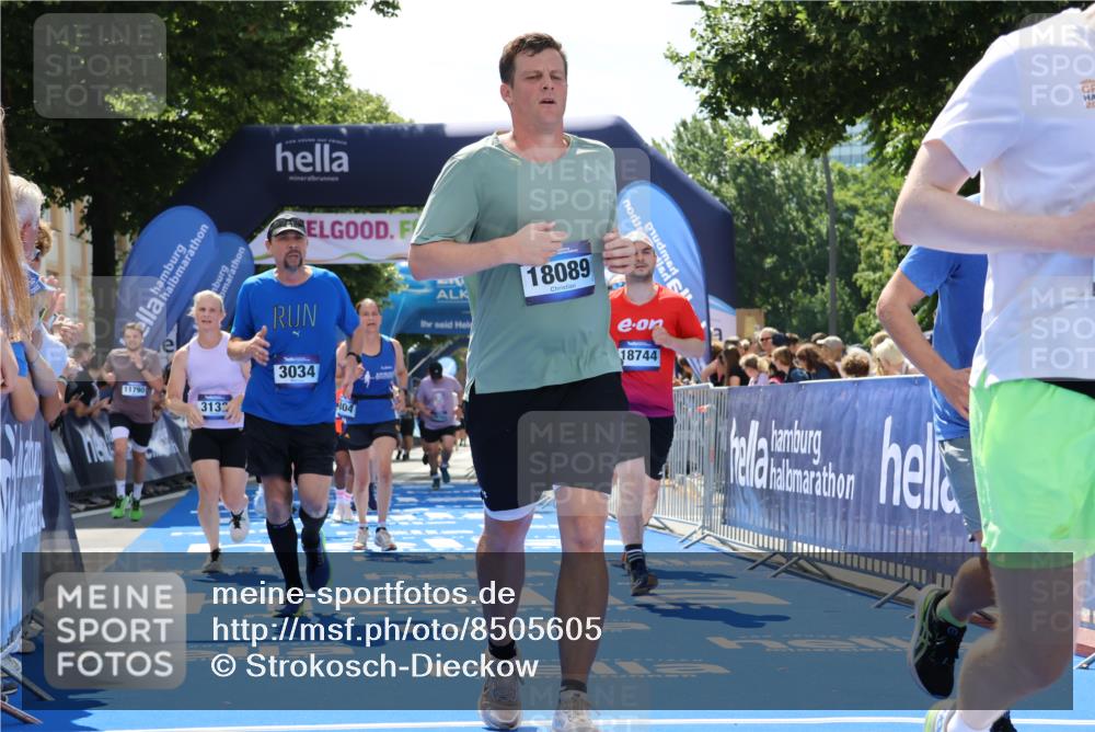 29.06.2025 - hella hamburg halbmarathon Strokosch-Dieckow http://msf.ph/oto/8505605 29.06.2025 11:37:54 Ziel 3034, 3132, 4603, 4733, 5453, 5609, 6667, 6804, 7304, 10002, 11482, 11790, 12039, 12086, 12336, 12443, 13444, 15367, 15765, 16125, 16431, 16471, 18089 meine-sportfotos.de