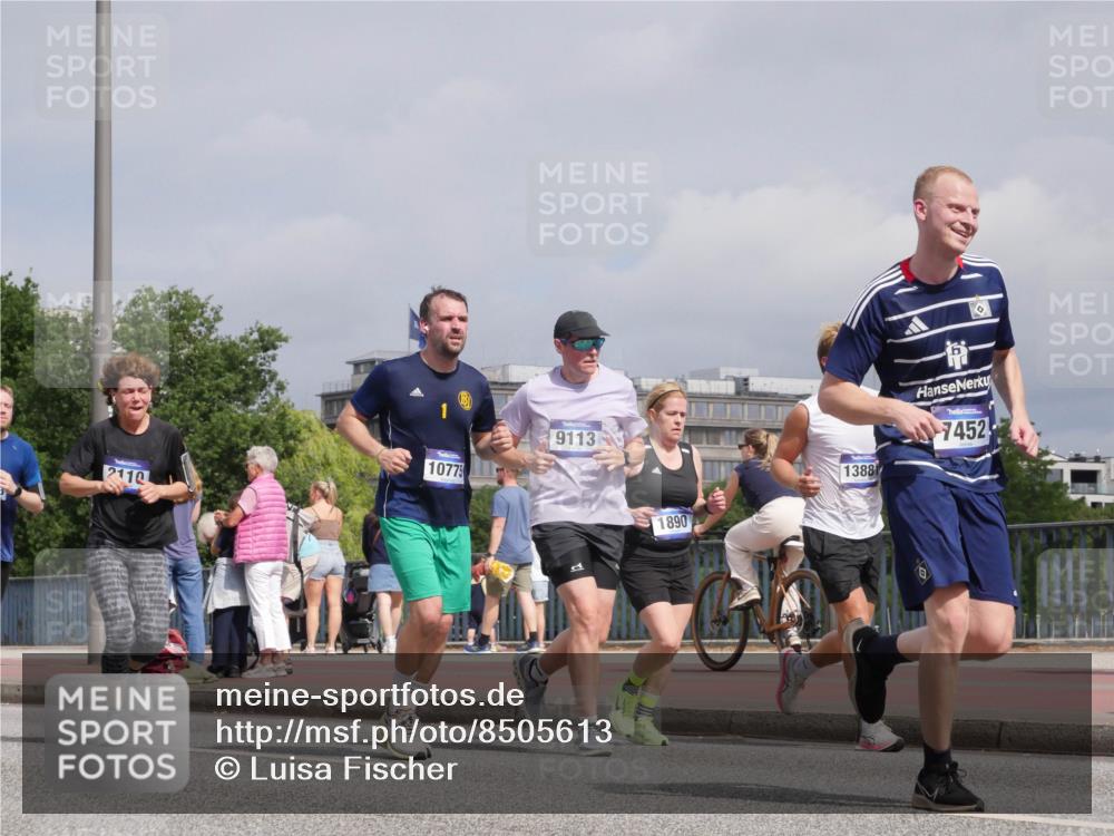 29.06.2025 - hella hamburg halbmarathon Luisa Fischer http://msf.ph/oto/8505613 29.06.2025 10:18:22 Kennedybrücke 2110, 10775, 9113, 1890, 1388, 7452, 1890, 2110, 2494, 4007, 5069, 5739, 6287, 7452, 7809, 7810, 9113, 9657, 10775 meine-sportfotos.de