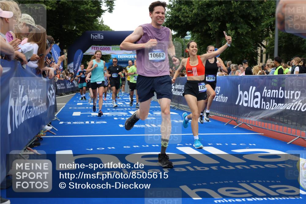 29.06.2025 - hella hamburg halbmarathon Strokosch-Dieckow http://msf.ph/oto/8505615 29.06.2025 10:51:18 Ziel 1461, 1817, 2364, 2411, 2636, 2718, 2946, 4404, 4814, 5600, 5820, 6657, 6776, 8316, 8930, 8989, 9214, 9476, 9656, 10480, 10667, 10868, 11124, 11422, 11512, 11625, 12016, 13047, 14865, 14994, 15480, 15950, 16357, 17530, 18019, 18489 meine-sportfotos.de