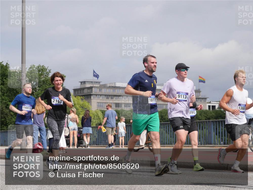 29.06.2025 - hella hamburg halbmarathon Luisa Fischer http://msf.ph/oto/8505620 29.06.2025 10:18:23 Kennedybrücke 14413, 2110, 1077, 9113, 890, 13881, 1890, 2110, 2494, 4007, 5069, 5739, 6287, 7452, 7809, 7810, 9113, 9657, 9847, 10775 meine-sportfotos.de