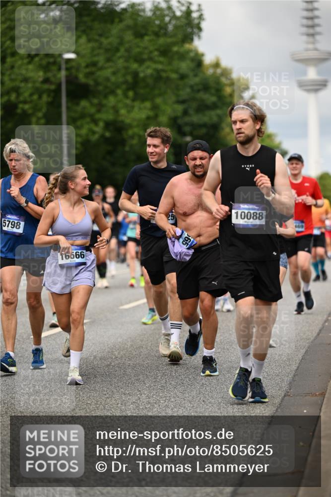 29.06.2025 - hella hamburg halbmarathon Dr. Thomas Lammeyer http://msf.ph/oto/8505625 29.06.2025 10:27:19 Kennedybrücke 1029, 1187, 1362, 1372, 1853, 2022, 2294, 2514, 3003, 3029, 3601, 3769, 4728, 4793, 4969, 5223, 5629, 5798, 5838, 6048, 6578, 6747, 6784, 6785, 7266, 7891, 7919, 8355, 8715, 9133, 9256, 9301, 9512, 9913, 10088, 10432 meine-sportfotos.de