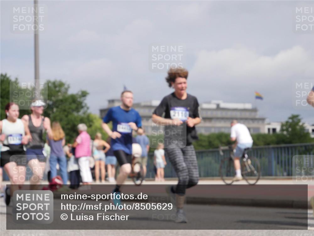 29.06.2025 - hella hamburg halbmarathon Luisa Fischer http://msf.ph/oto/8505629 29.06.2025 10:18:23 Kennedybrücke 2110, 1890, 2110, 2494, 4007, 5069, 5739, 6287, 7452, 7809, 7810, 9113, 9657, 9847, 10775 meine-sportfotos.de