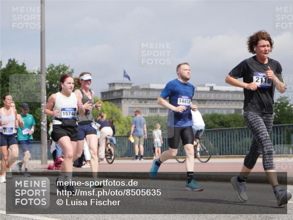 29.06.2025 - hella hamburg halbmarathon Luisa Fischer http://msf.ph/oto/8505635 29.06.2025 10:18:24 Kennedybrücke 15307, 2494, 15740, 14413, 2110, 1890, 2110, 2494, 4007, 4466, 5069, 6287, 6376, 7452, 9113, 9657, 9847, 10775 meine-sportfotos.de