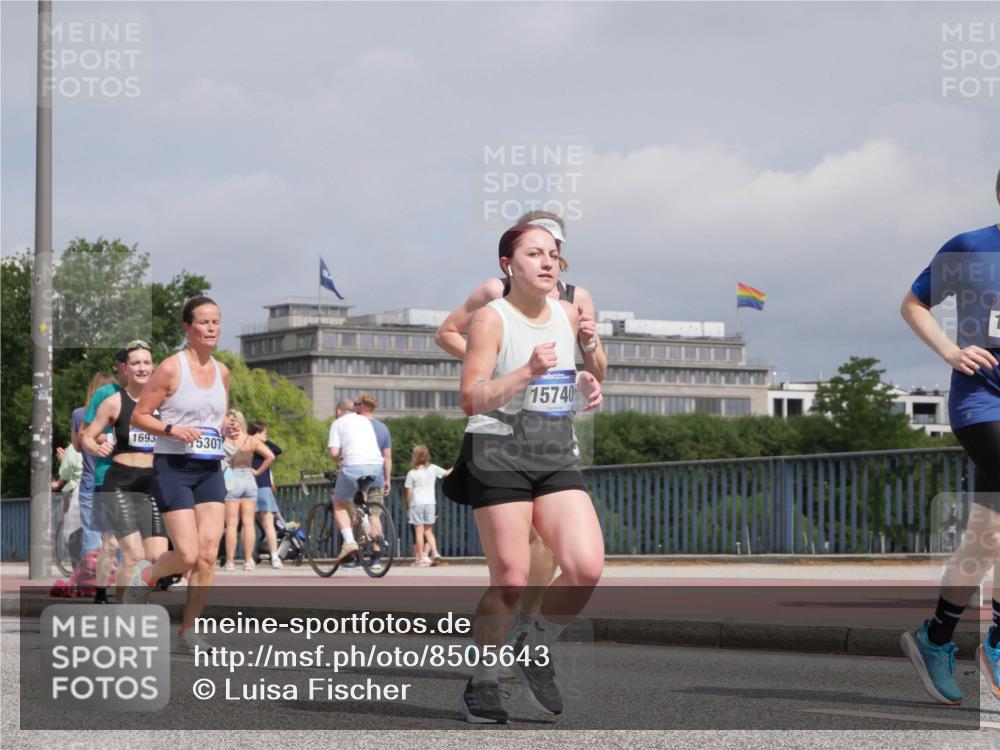 29.06.2025 - hella hamburg halbmarathon Luisa Fischer http://msf.ph/oto/8505643 29.06.2025 10:18:25 Kennedybrücke 1693, 5307, 15740, 1890, 2110, 2494, 3417, 4007, 4466, 5069, 6287, 6376, 7452, 9113, 9657, 9847, 10775 meine-sportfotos.de