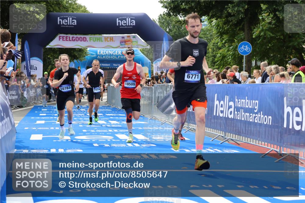 29.06.2025 - hella hamburg halbmarathon Strokosch-Dieckow http://msf.ph/oto/8505647 29.06.2025 10:41:23 Ziel 1570, 2579, 2797, 3204, 4303, 4893, 5987, 6771, 7432, 7774, 7796, 10783, 12588, 13876, 14555, 16816, 17159, 17882, 18412, 18509, 18573, 18764 meine-sportfotos.de